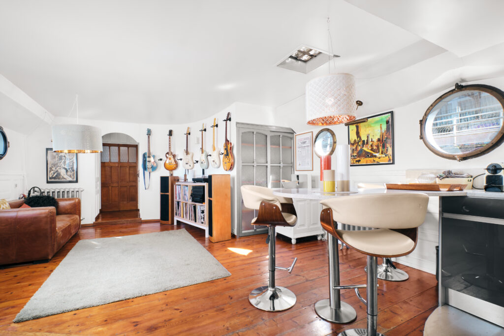 Bateau-logement aménagé